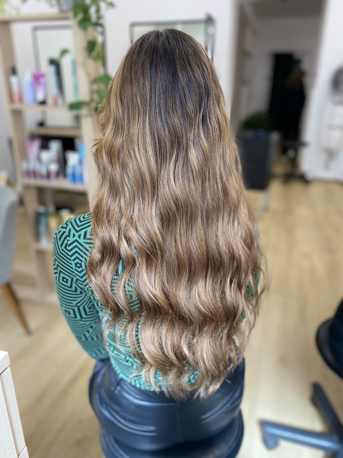 Długie włosy z balayage w ciepłych odcieniach, wykonane w naszym studio