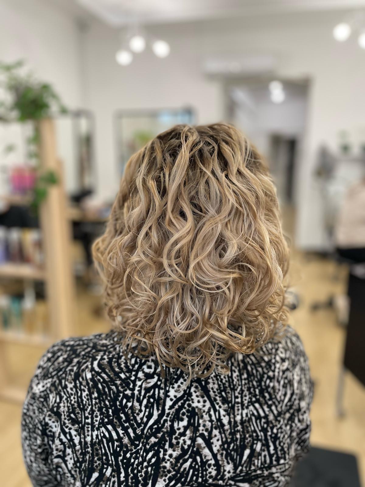 Włosy kręcone z definicją wykonane metodą curly w naszym studio